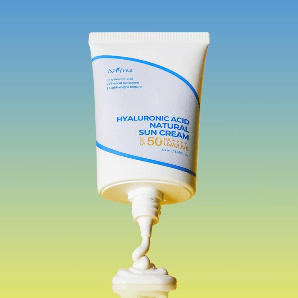 Isntree Hyaluronic Acid Natural Sun Cream é um protetor solar com SPF50+ PA++++ que oferece forte proteção contra raios UVA e UVB. Contém ácido hialurônico que hidrata profundamente, enquanto o filtro físico é suave para a pele sensível.