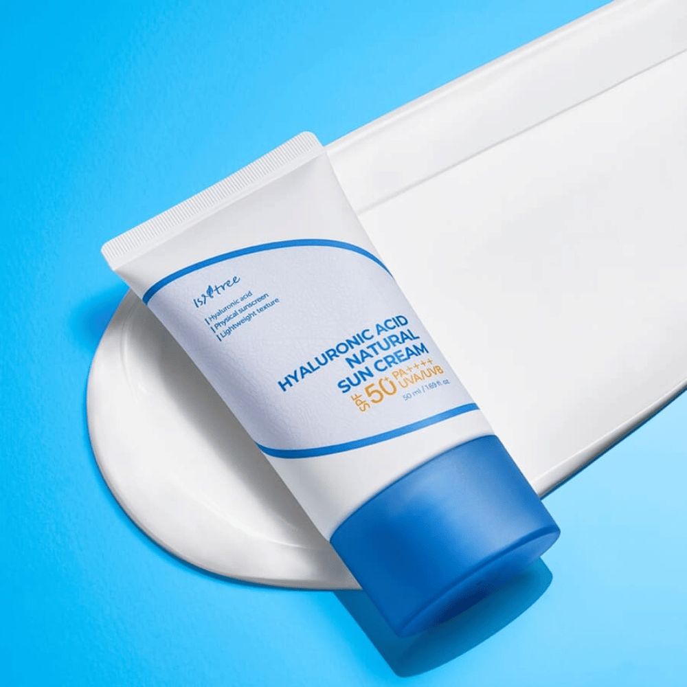 Isntree Hyaluronic Acid Natural Sun Cream é um protetor solar físico com SPF50+ PA++++ que protege a pele da radiação UV ao mesmo tempo que hidrata com ácido hialurônico. A fórmula leve é adequada para pele sensível e não deixa resíduo branco.