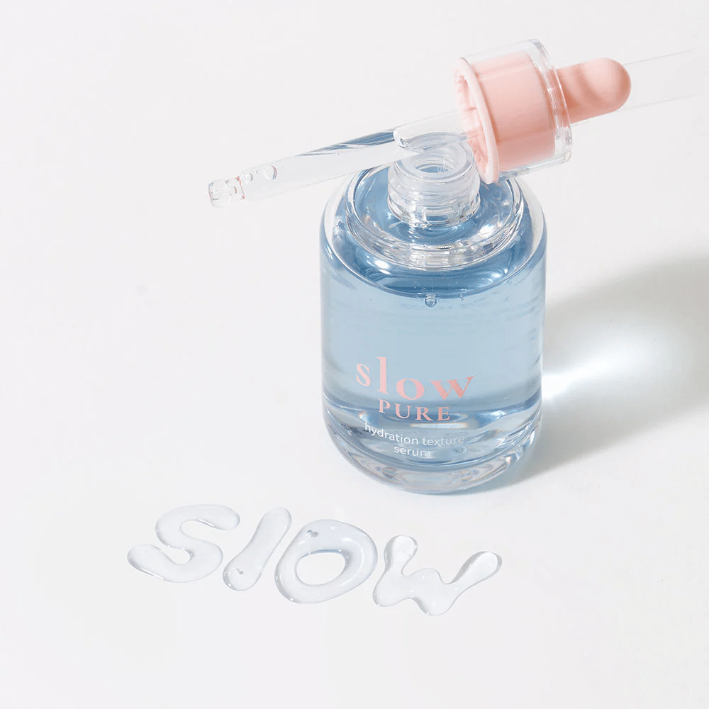 Slow Pure Hydration Texture Serum com pipeta aberta, texto escrito no soro na superfície: "Slow".