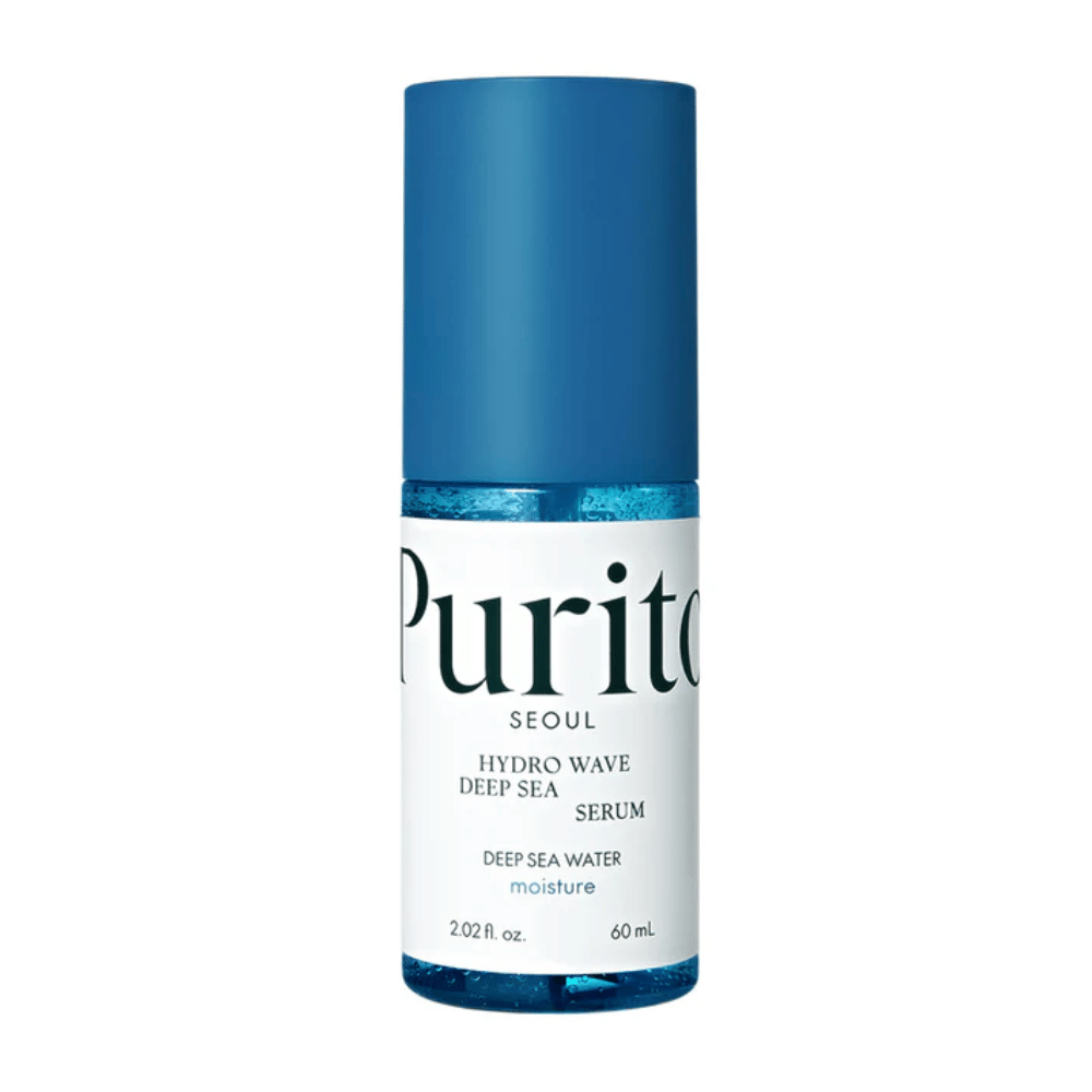 Uma imagem do produto de Purito Hydro Wave Deep Sea Serum. A garrafa é transparente com uma tampa azul e contém um soro azul profundo. O texto no rótulo indica que o produto tem 60 ml e que oferece propriedades hidratantes com água do mar profundo. O design é limpo e moderno.