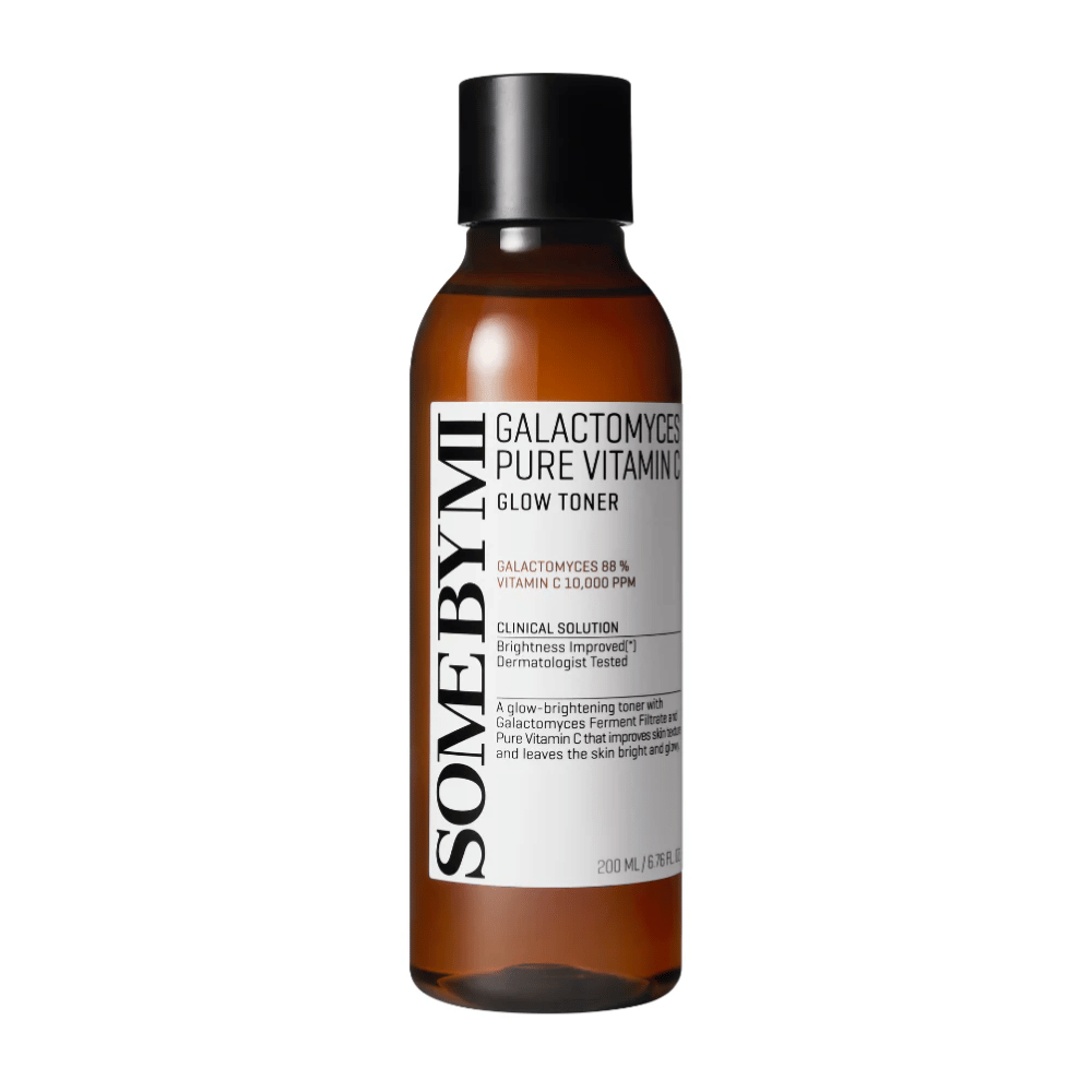 Imagem de SOME BY MI Galactomyces Pure Vitamin C Glow Toner. O produto é apresentado em um frasco transparente com tampa preta e marcação clara. Ele contém 88% de galactomyces e 10.000 ppm de vitamina C, o que proporciona um tom de pele mais claro e melhora o brilho da pele. O conteúdo do frasco é dermatologicamente testado.