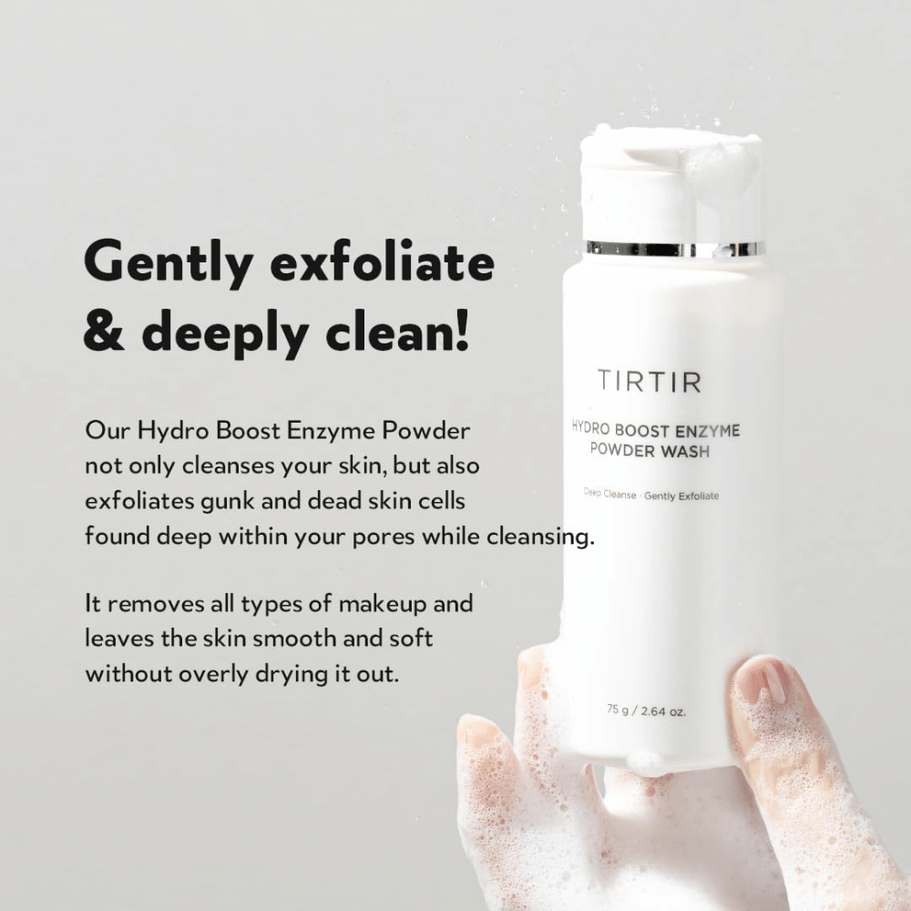 Uma mão segura uma garrafa de TIRTIR Hydro Boost Enzyme Powder Wash, um produto de cuidados com a pele que esfolia e limpa profundamente. A garrafa é branca com texto e na mão forma-se uma espuma branca.