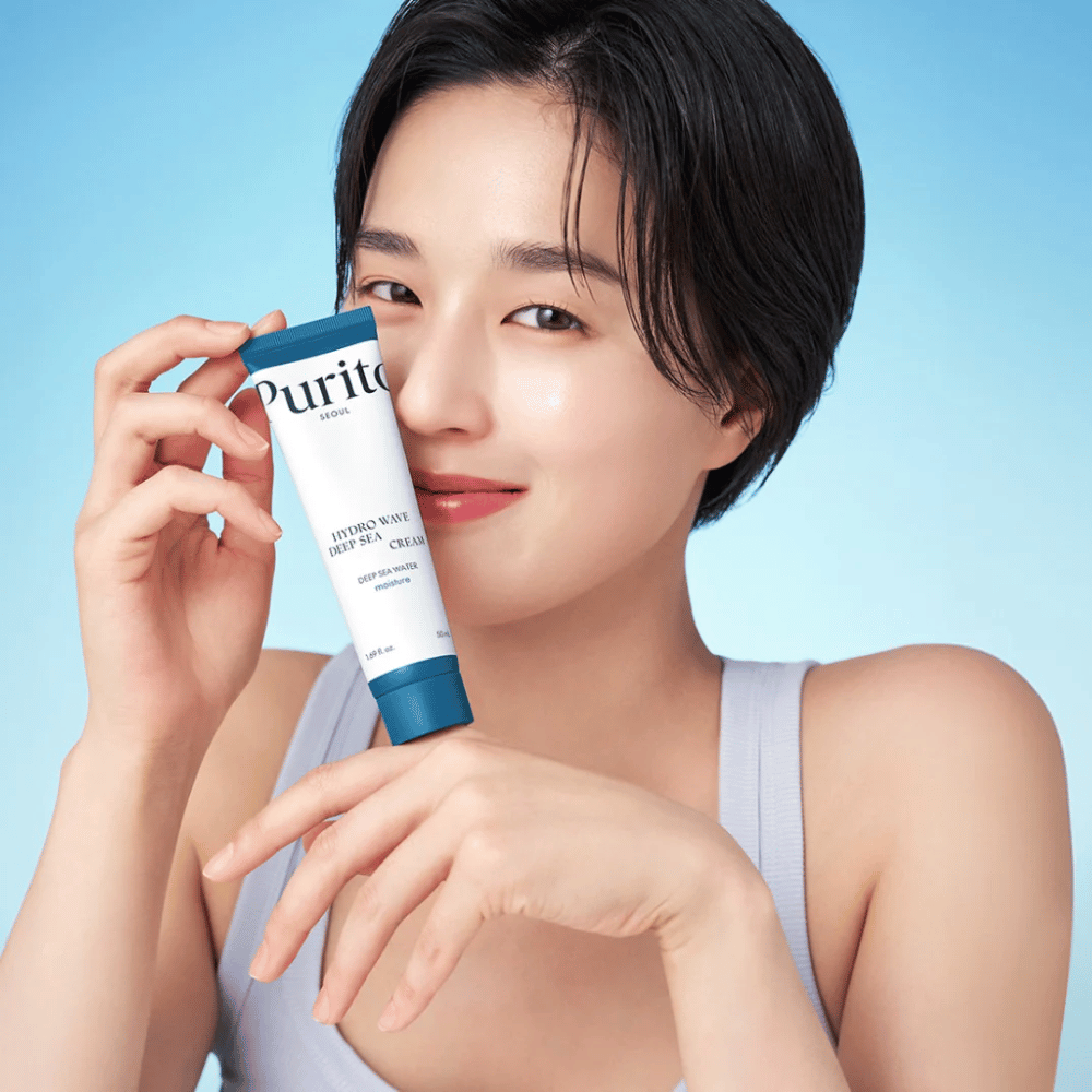 Purito Hydro Wave Deep Sea Cream é um creme facial intensamente hidratante que contém água do mar profundo, ajudando a proporcionar hidratação e nutrição duradouras à pele. Sua textura leve, semelhante a um gel, é rapidamente absorvida sem deixar uma sensação pegajosa, tornando-o ideal para uso diário.