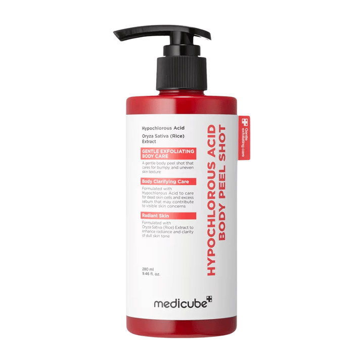 Imagem de produto recortada de Medicube Hypochlorous Acid Body Peel Shot em frasco doseador vermelho para cuidado corporal esfoliante e hidratação da pele áspera.