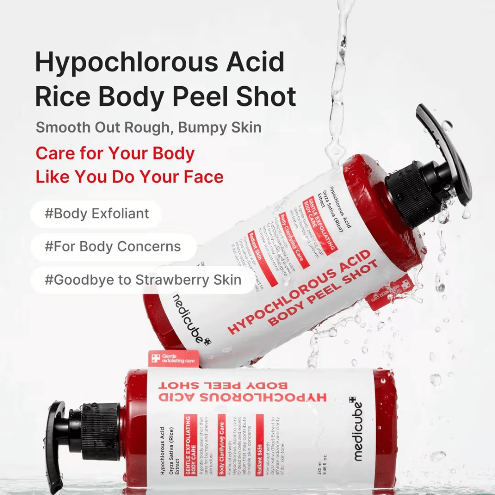 Imagem de campanha para Medicube Hypochlorous Acid Body Peel Shot com efeito de água e foco na esfoliação corporal para pele de morango, textura de pele irregular e zonas secas.
