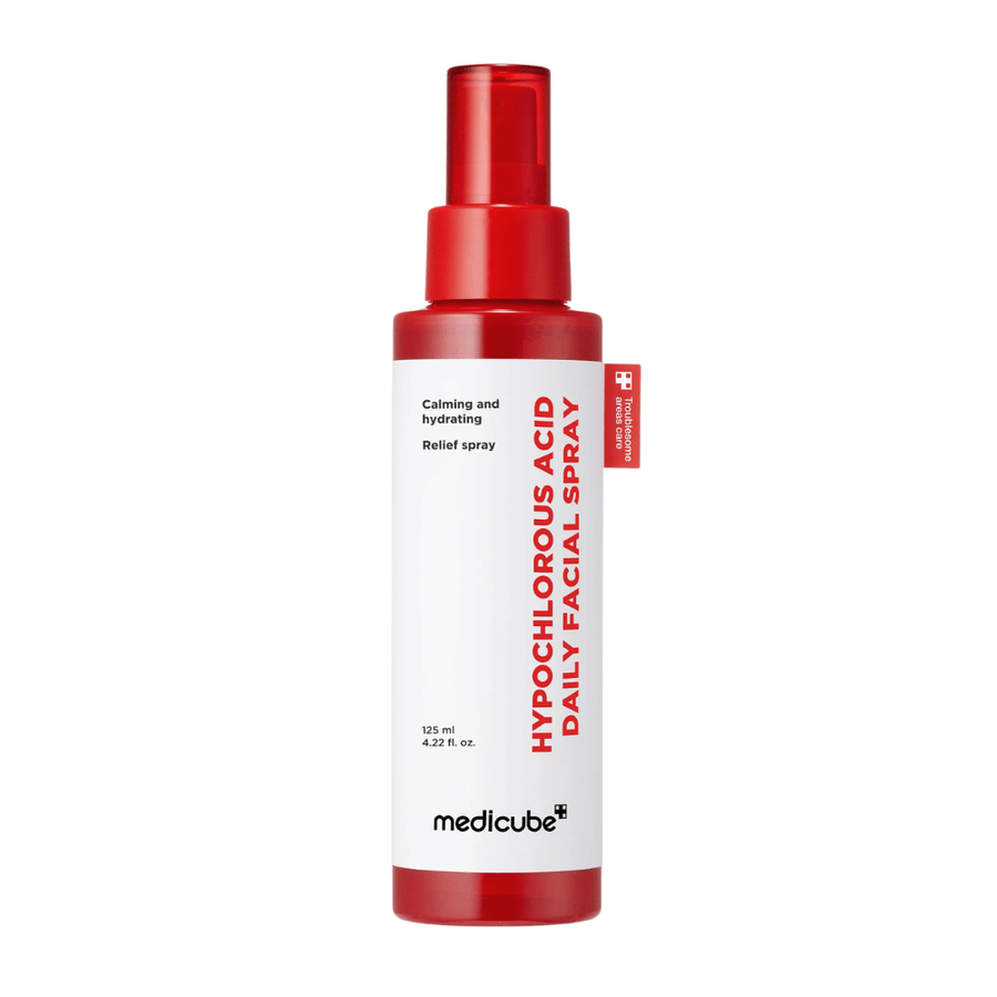 Imagem de produto recortada de Medicube Hypochlorous Acid Daily Facial Spray sobre um fundo claro. O design vermelho e branco do frasco está em destaque e mostra o aspeto limpo e profissional do produto.
