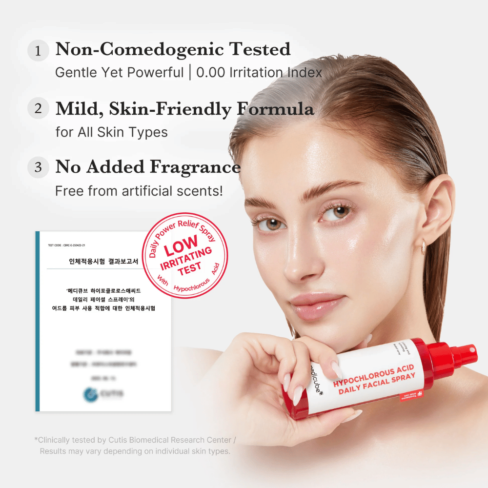 Modelo a segurar Medicube Hypochlorous Acid Daily Facial Spray juntamente com informação de que o produto foi testado para baixa irritação, é sem perfume e adequado para todos os tipos de pele. Um certificado de teste é exibido no fundo para reforçar a credibilidade do produto.