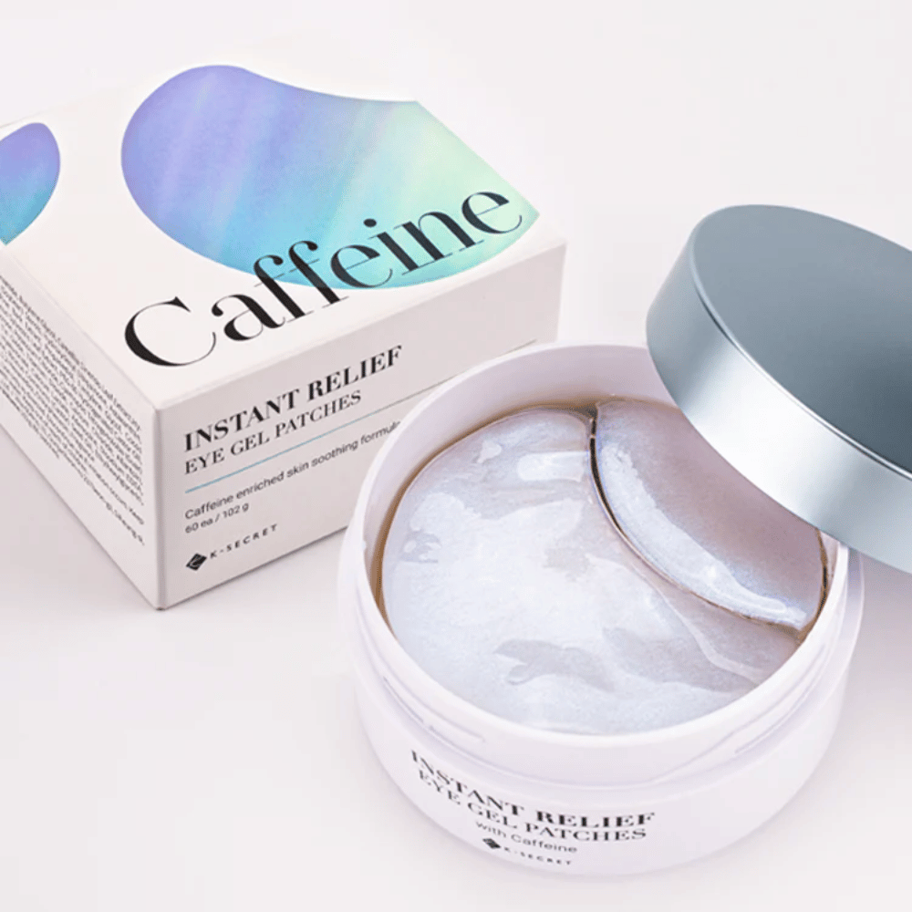 Lata e embalagem de K-Secret Instant Relief Eye Gel Patches com cafeína, aberta e mostrando almofadas de hidrogel cintilantes.