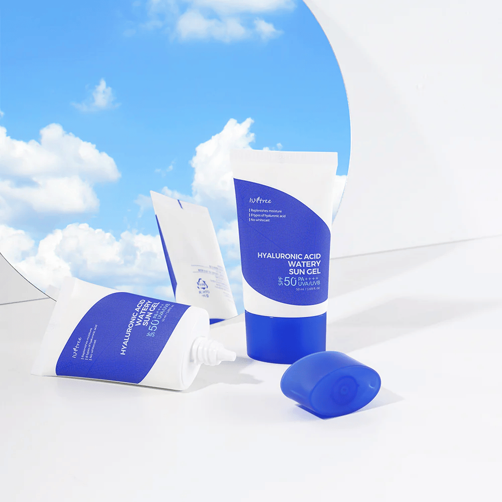 Um conjunto Isntree Hyaluronic Acid Watery Sun Gel Set em um fundo branco.