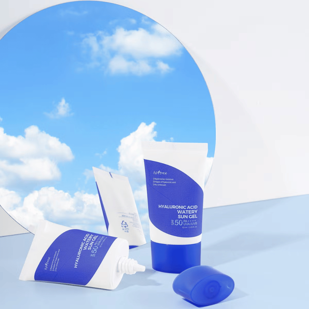 Um conjunto de cuidados com a pele de 50 ml azul e branco Hyaluronic Acid Watery Sun Gel com SPF50+ em fundo branco de Isntree.