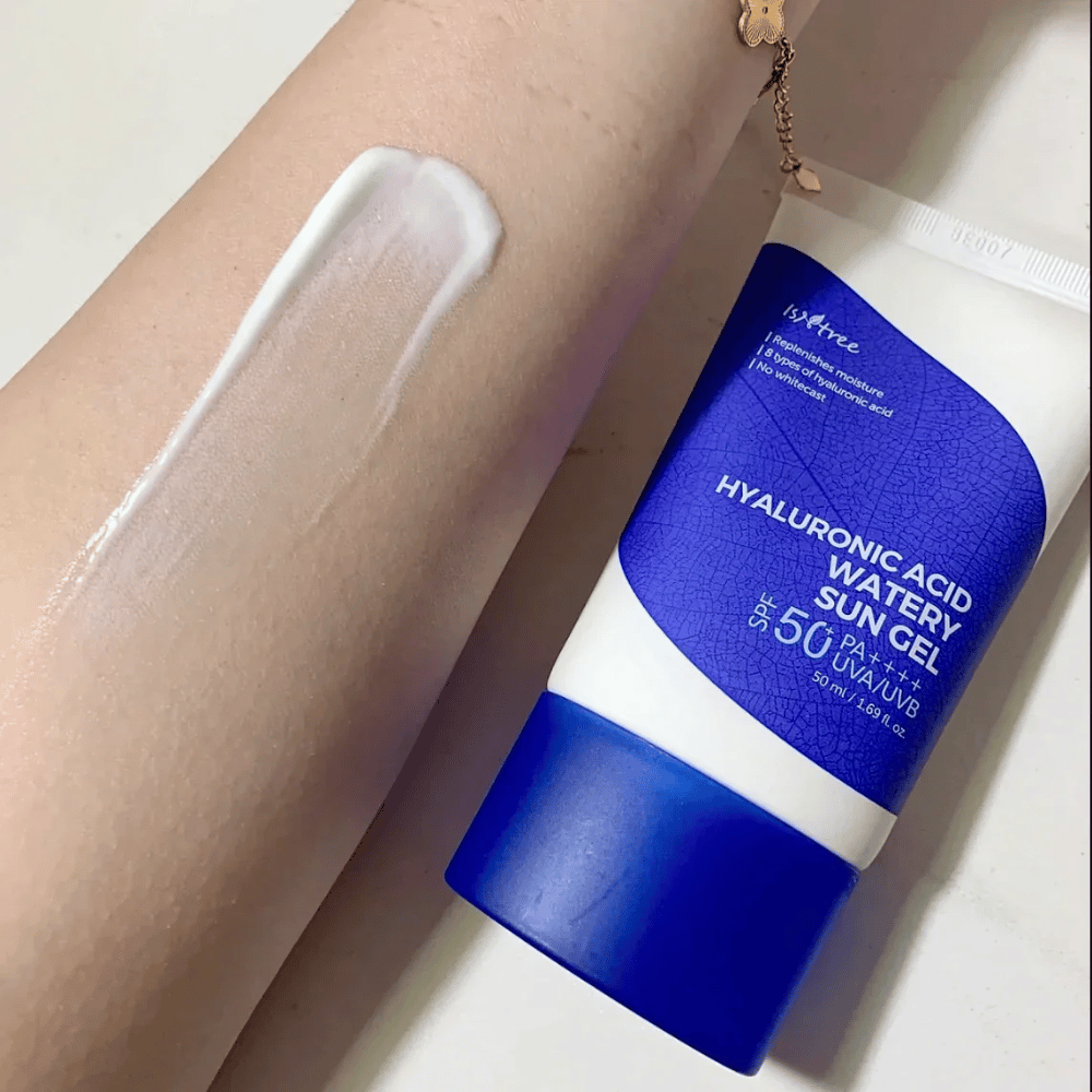 Isntree Hyaluronic Acid Watery Sun Gel SPF50+ PA++++ 50ml – protetor solar hidratante com ácido hialurônico, mostrado na pele sem deixar resíduo branco.