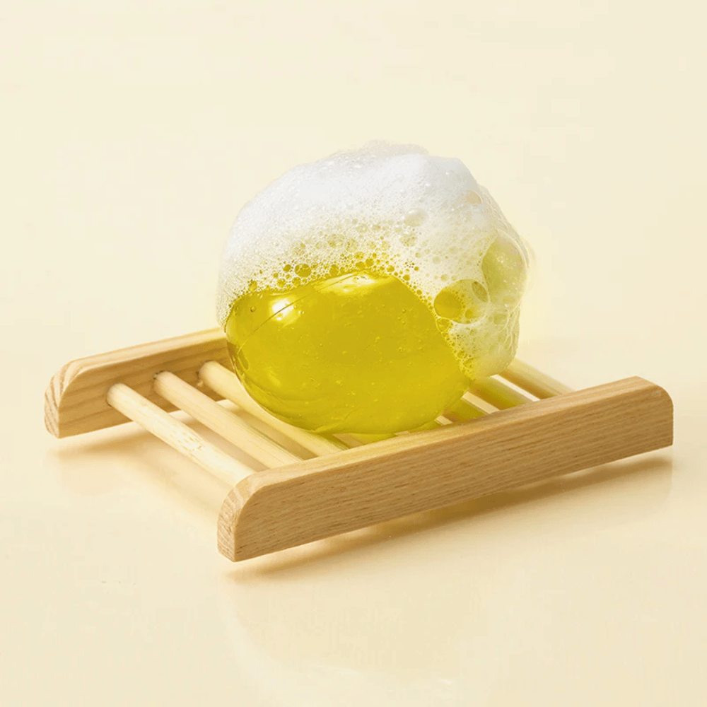 Espumante Ongredients Jeju Cica Cleansing Ball em prato de sabão – limpeza suave que fortalece a barreira da pele e reduz a irritação.