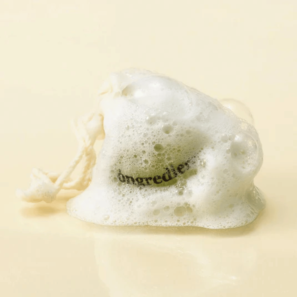 Óngredients Jeju Green Tea Cleansing Ball em bolsa de rede coberta por espuma suave – sabonete facial coreano natural.