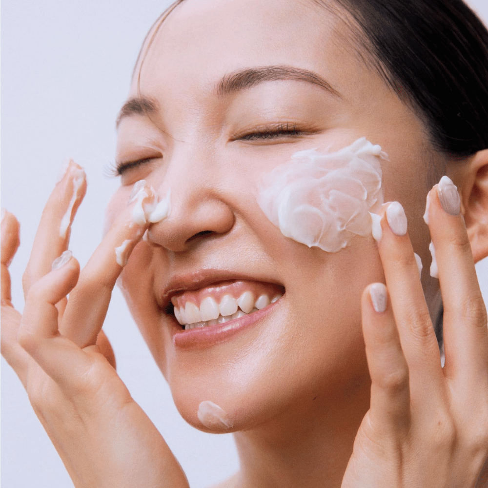 Beauty of Joseon Jello Skin Massage Cream aplica-se no rosto para uma massagem hidratante e uma barreira cutânea reforçada.