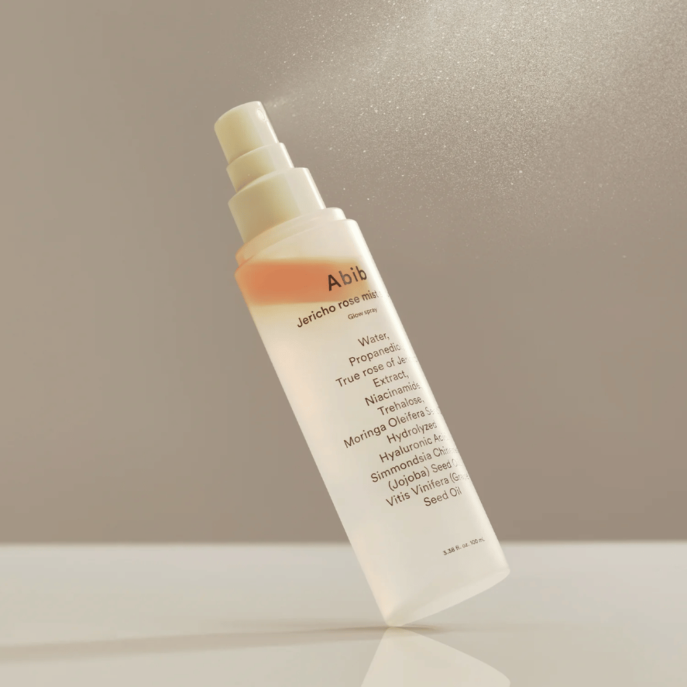 Abib Jericho Rose Mist Serum é borrifado no ar. Névoa leve e fresca com óleo de rosa e moringa para um brilho natural.