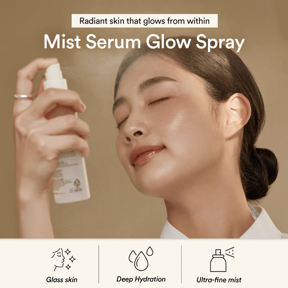 Mulher borrifa Abib Jericho Rose Mist Serum no rosto. Névoa fina que proporciona hidratação profunda e efeito de brilho.