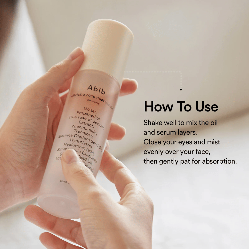 Pessoa segura Abib Jericho Rose Mist Serum e mostra como agitar a garrafa para misturar óleo e sérum antes do uso.