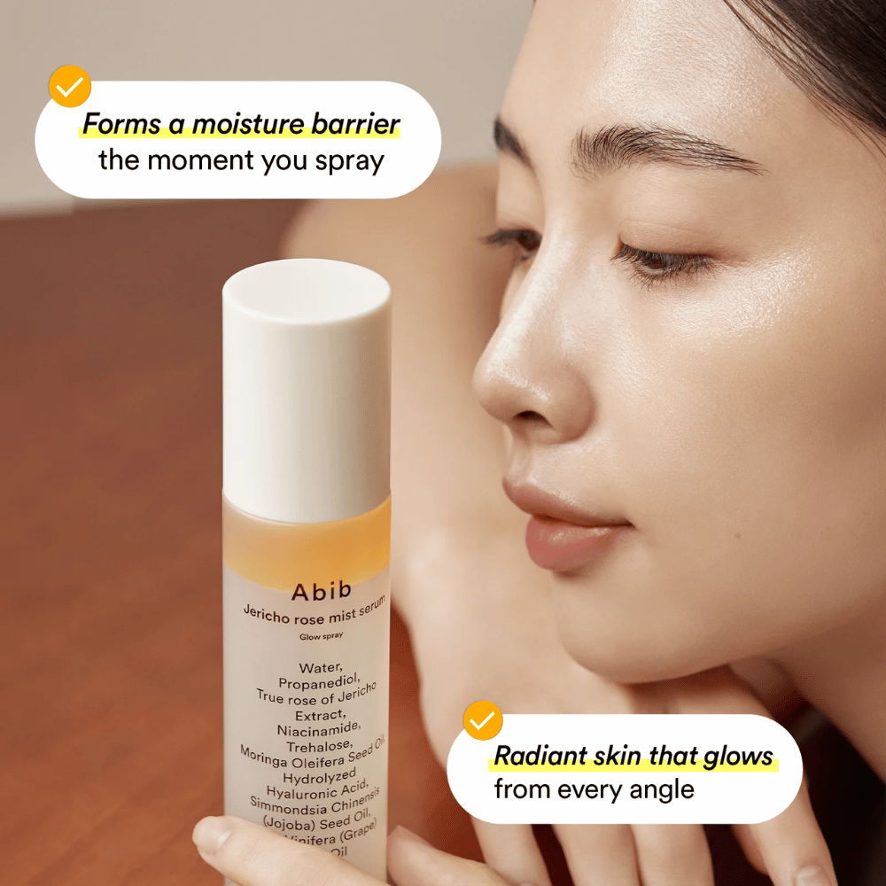 Mulher mostra sua pele hidratada após o uso de Abib Jericho Rose Mist Serum. Cria uma barreira protetora de umidade.