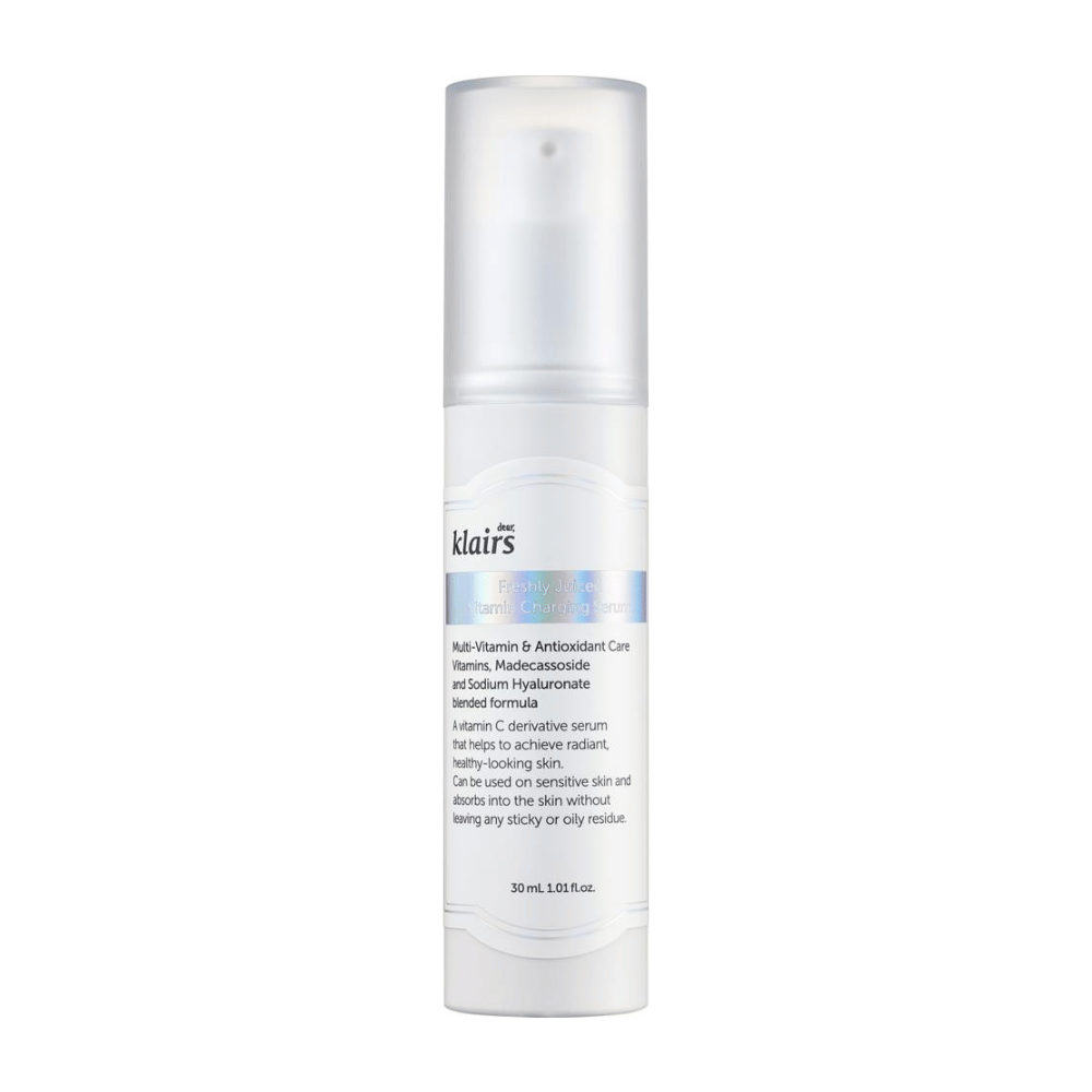 Um frasco de soro branco de Klairs, Freshly Juiced Vitamin Charging Serum, com texto sobre conteúdo e benefícios, sobre fundo branco.