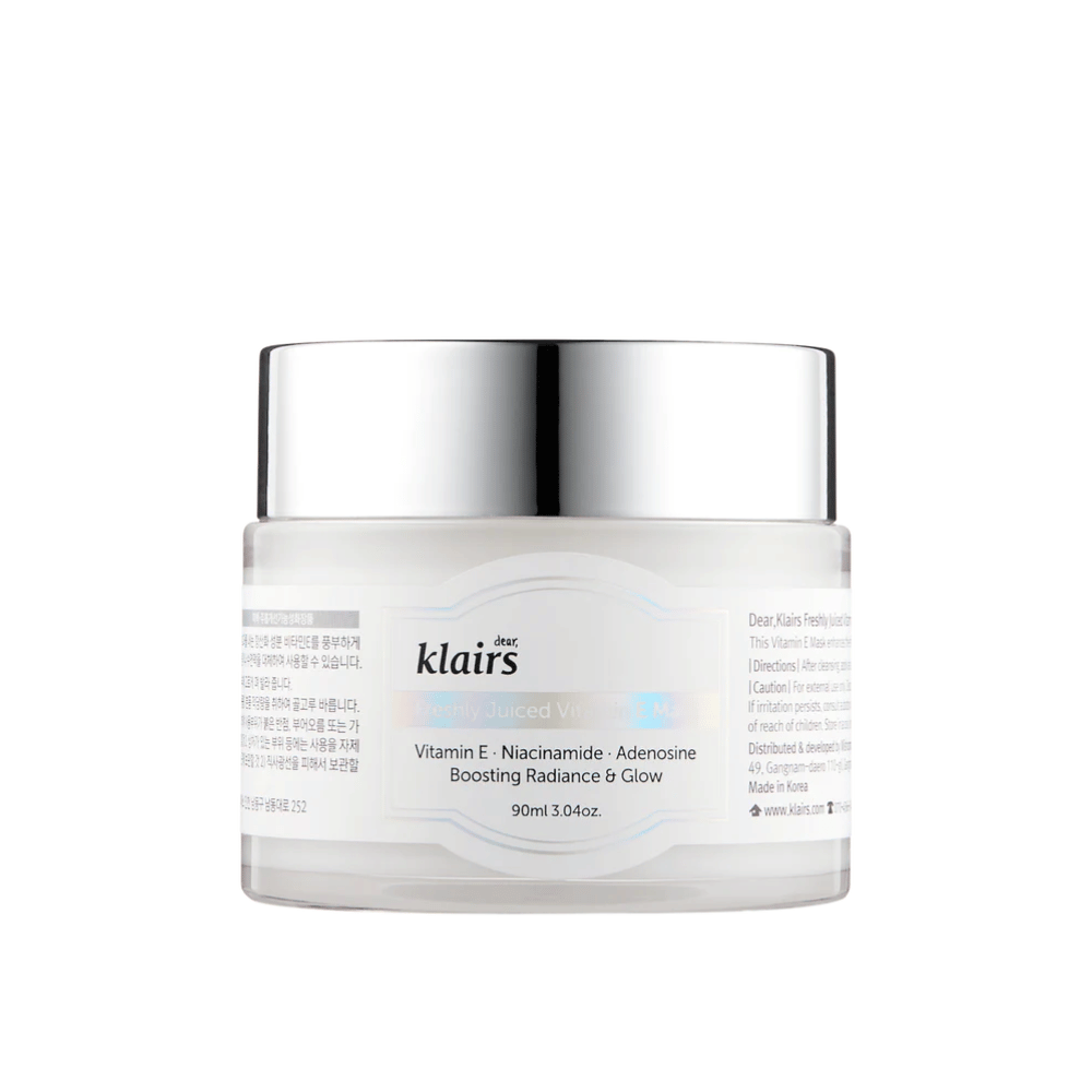 Frasco branco fechado de Klairs Freshly Juiced Vitamin E Mask com texto sobre vitamina E, niacinamida e adenosina para brilho, contra fundo branco.