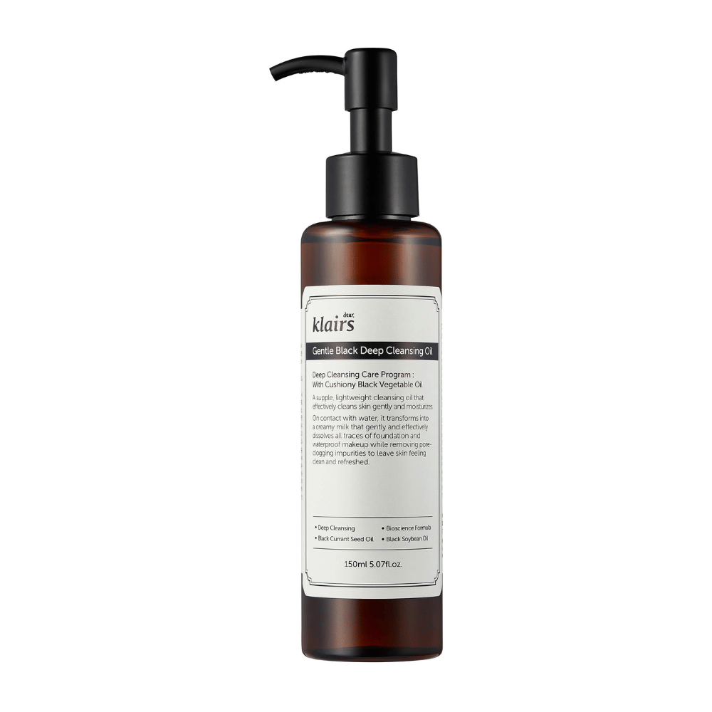 Garrafa com Klairs Gentle Black Deep Cleansing Oil, um óleo de limpeza, com bomba preta e texto descrevendo o produto, contra um fundo branco.