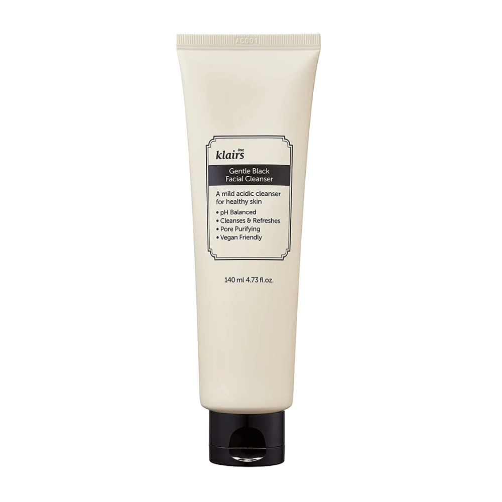 Um tubo de Klairs Gentle Black Facial Cleanser com tampa preta e texto sobre características, como suave e pH equilibrado, sobre um fundo branco limpo.