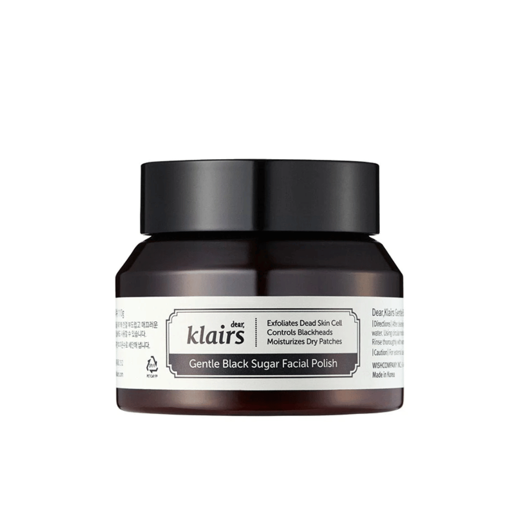 Um frasco Klairs Gentle Black Sugar Facial Polish com tampa preta e rótulo, sobre um fundo neutro.