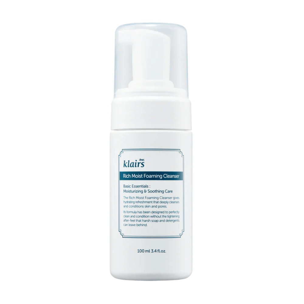 Um frasco de bomba de Klairs Rich Moist Foaming Cleanser com descrição de propriedades hidratantes e calmantes, contra um fundo branco.