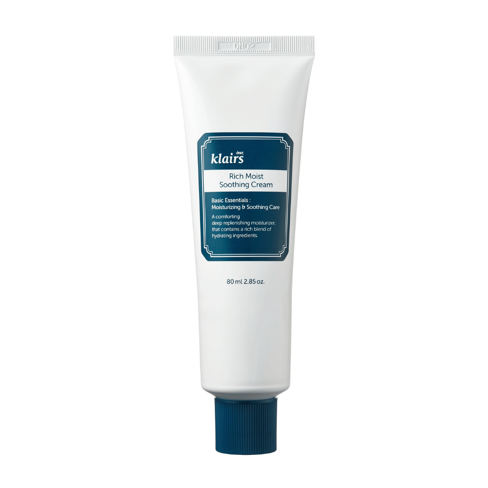 Um tubo de Klairs Rich Moist Soothing Cream com detalhes em azul escuro e informações do produto, apresentado contra um fundo branco limpo.