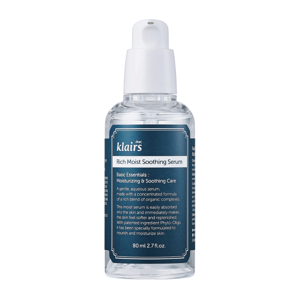 Uma garrafa transparente com Klairs Rich Moist Soothing Serum e tampa conta-gotas branca, contra um fundo branco.