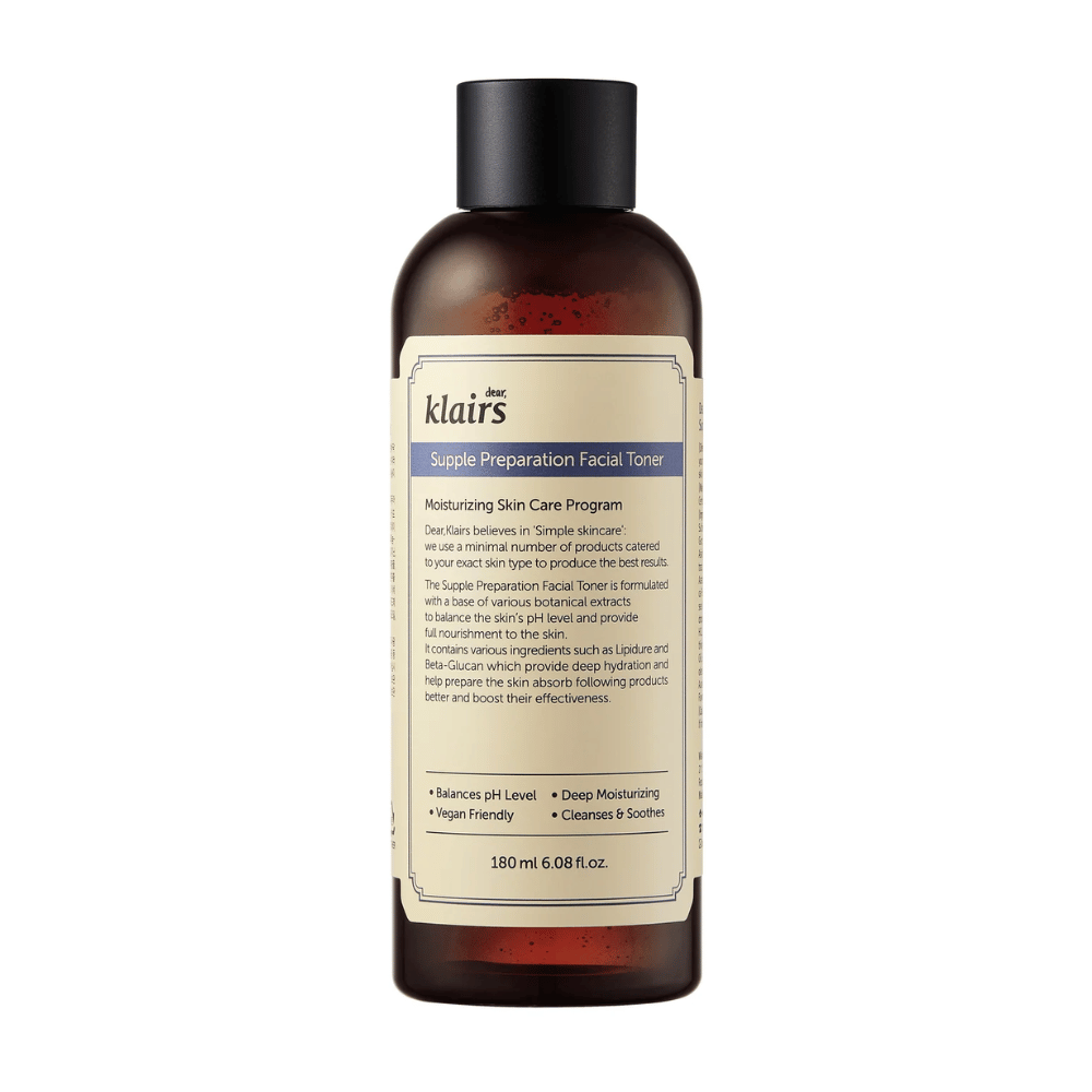 Uma garrafa marrom de Klairs Supple Preparation Facial Toner com rótulo branco, informações detalhadas do produto e benefícios, contra um fundo branco.