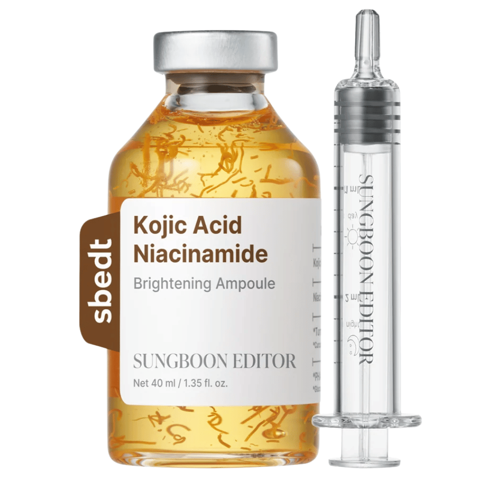 7. SUNGBOON EDITOR Kojic Acid Niacinamide Brightening Ampoule 40 ml – frasco de sérum dourado com fios ativos visíveis e aplicador transparente sobre fundo branco