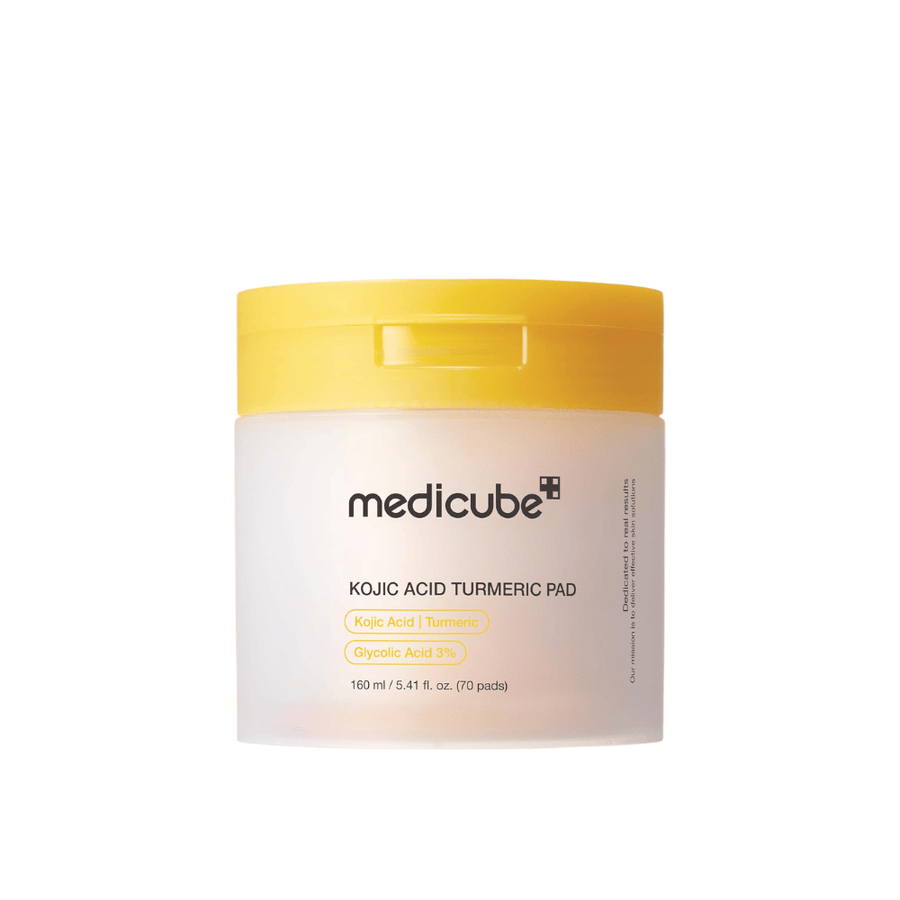 Imagem de produto recortada de Medicube Kojic Acid Turmeric Pad em frasco amarelo com discos esfoliantes contendo ácido kójico, curcuma e ácido glicólico para um tom de pele mais uniforme e luminosidade.
