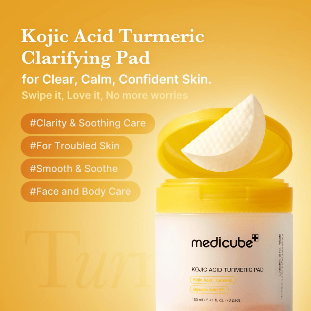 Imagem de campanha para Medicube Kojic Acid Turmeric Pad que destaca discos esfoliantes para uma pele mais clara, cuidado calmante e utilização tanto no rosto como no corpo.