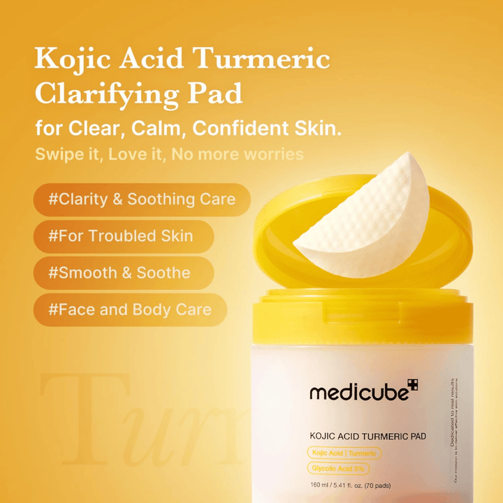 Imagem de campanha para Medicube Kojic Acid Turmeric Pad que destaca discos esfoliantes para uma pele mais clara, cuidado calmante e utilização tanto no rosto como no corpo.