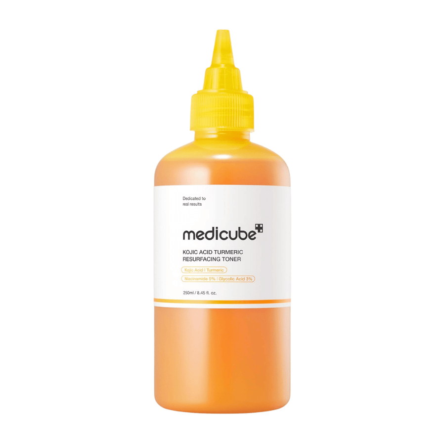 Imagem de produto recortada de Medicube Kojic Acid Turmeric Resurfacing Toner em frasco aplicador amarelo para cuidados de pele esfoliantes e melhoria da textura da pele.