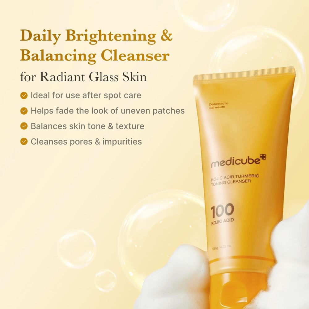 Medicube Kojic Acid Turmeric Toning Cleanser, limpeza para um tom de pele mais uniforme e luminosidade. Tubo amarelo com espuma de limpeza e benefícios do produto.