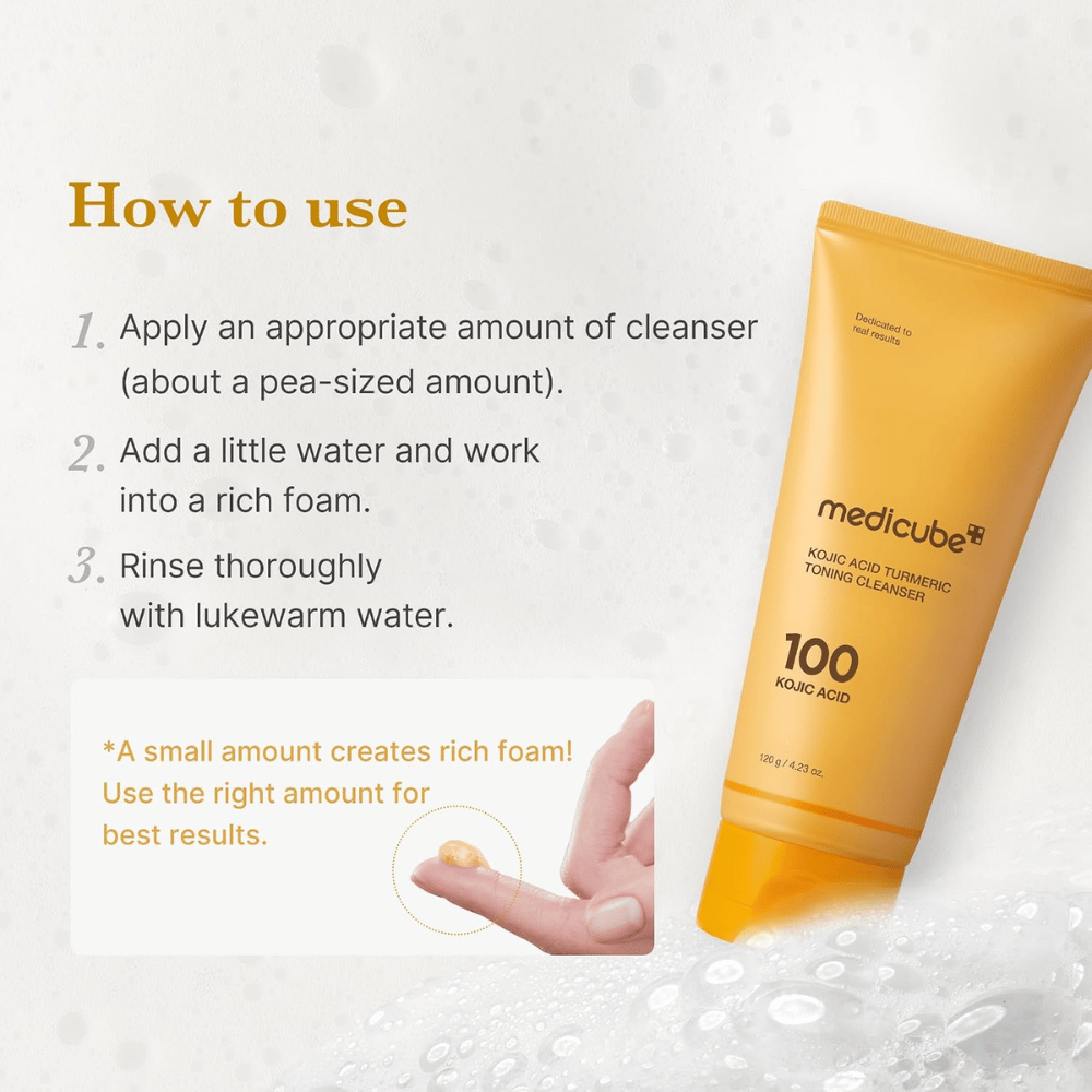 Medicube Kojic Acid Turmeric Toning Cleanser com instruções de utilização em três passos. Tubo de limpeza amarelo e gel na ponta do dedo que mostra a dosagem.