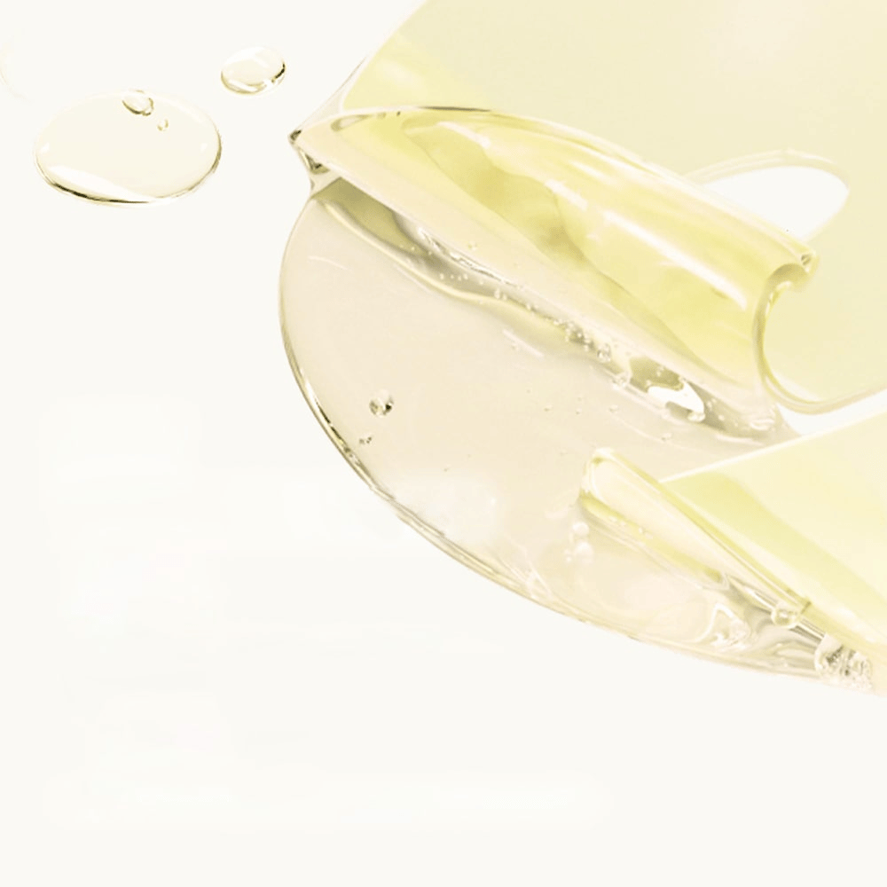 Close-up de Medicube Kojic Acid Turmeric Brightening Gel Mask – máscara de gel transparente com tom dourado e gotas de sérum visíveis.