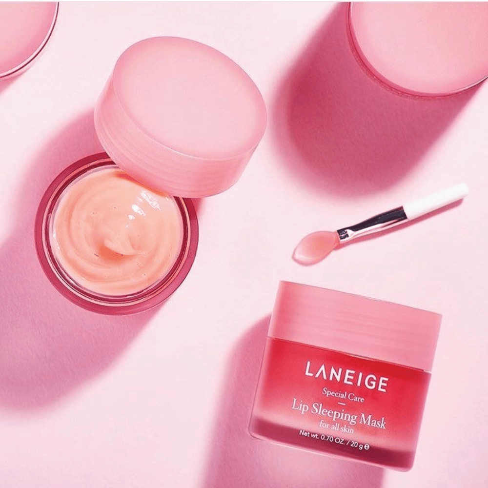 K-beauty's Laneige's Lip Sleeping Mask Berry 20g em fundo rosa.