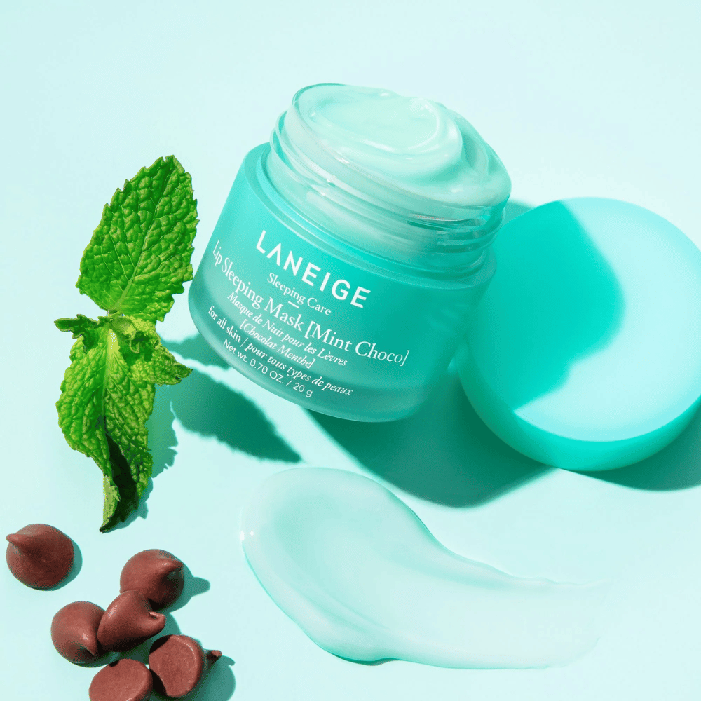 LANEIGE's Lip Sleeping Mask Mint Choco 20g em fundo azul.