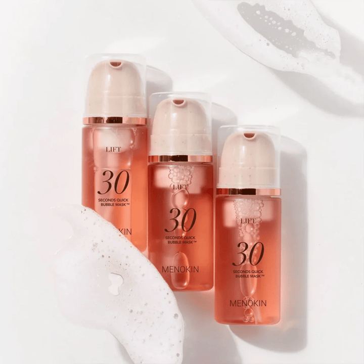 Imagem de produto estética com três frascos de MENOKIN LIFT 30 Seconds Quick Bubble Mask rodeados por espuma suave que realça o efeito borbulhante e de limpeza.
