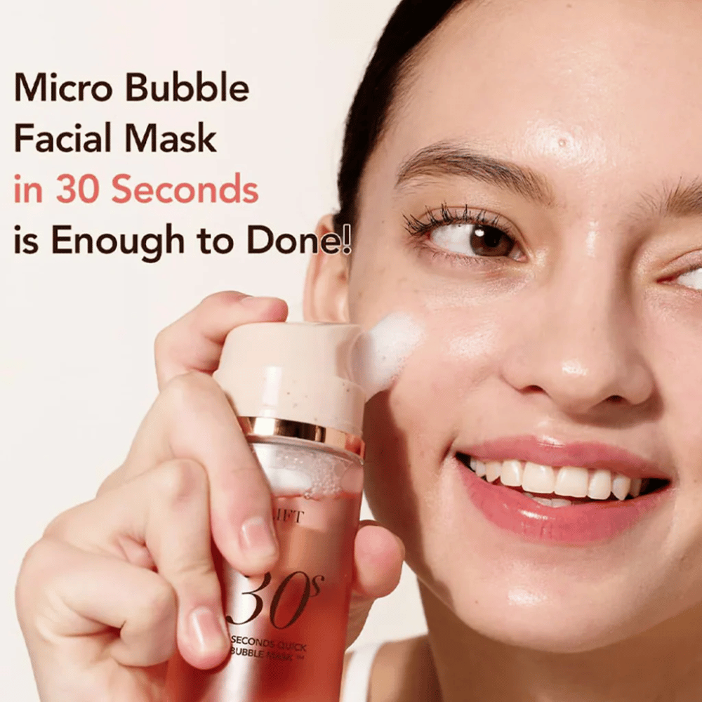 Imagem de estilo de vida onde uma modelo aplica a MENOKIN bubble mask diretamente na pele com microbolhas, juntamente com texto que enfatiza cuidados faciais rápidos em 30 segundos.