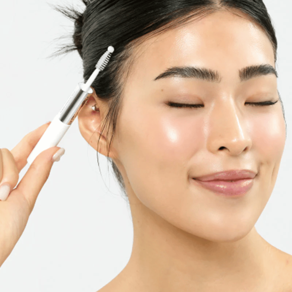 Mulher aplicando Seapuri Lashrum Eyelash Enhancing Serum nos cílios. Promove crescimento natural e brilho.