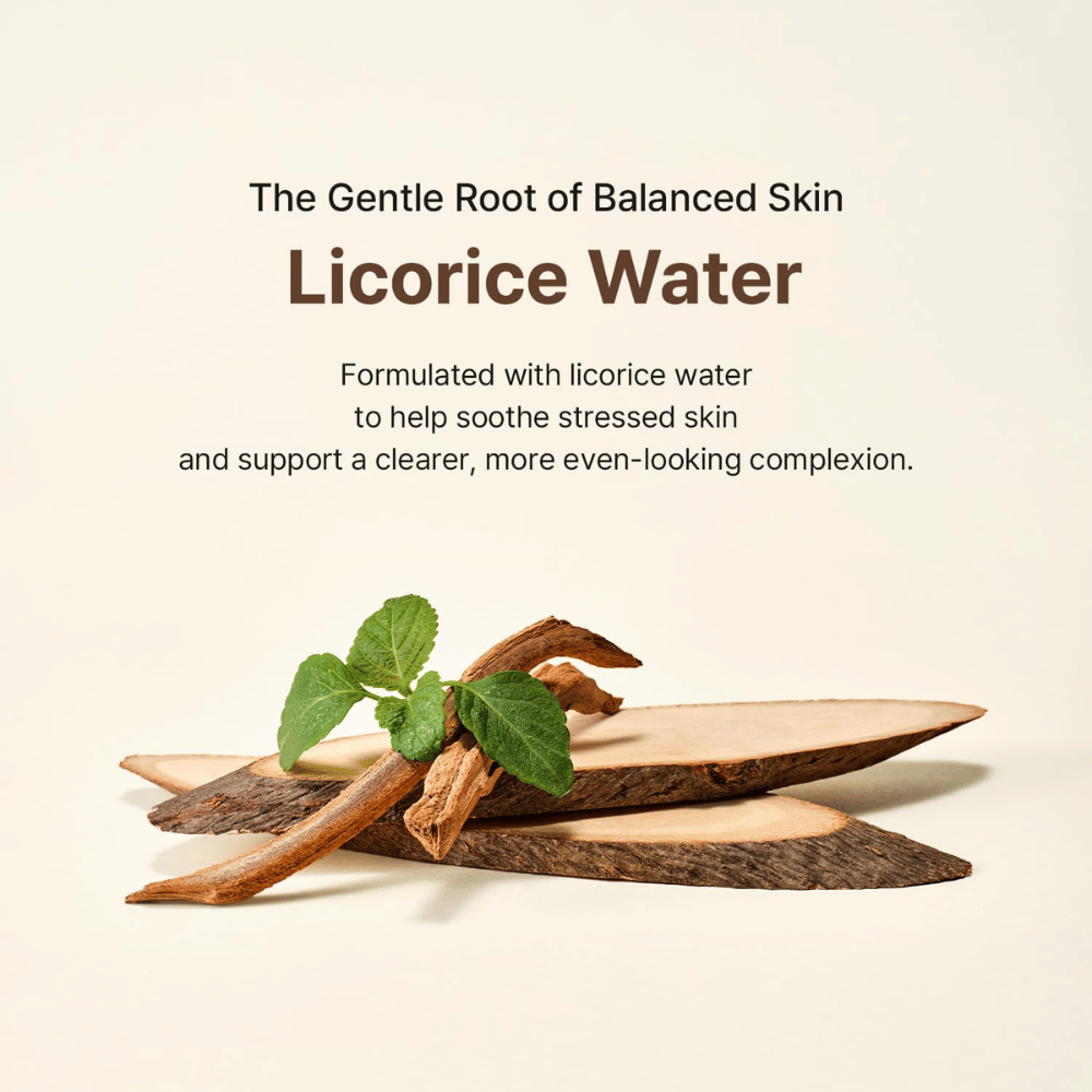 Raiz de alcaçuz e folhas verdes ilustram o ingrediente principal de Acwell Licorice pH Balancing Essence Mist. A água de alcaçuz ajuda a acalmar a pele stressada e a contribuir para um tom de pele mais uniforme.