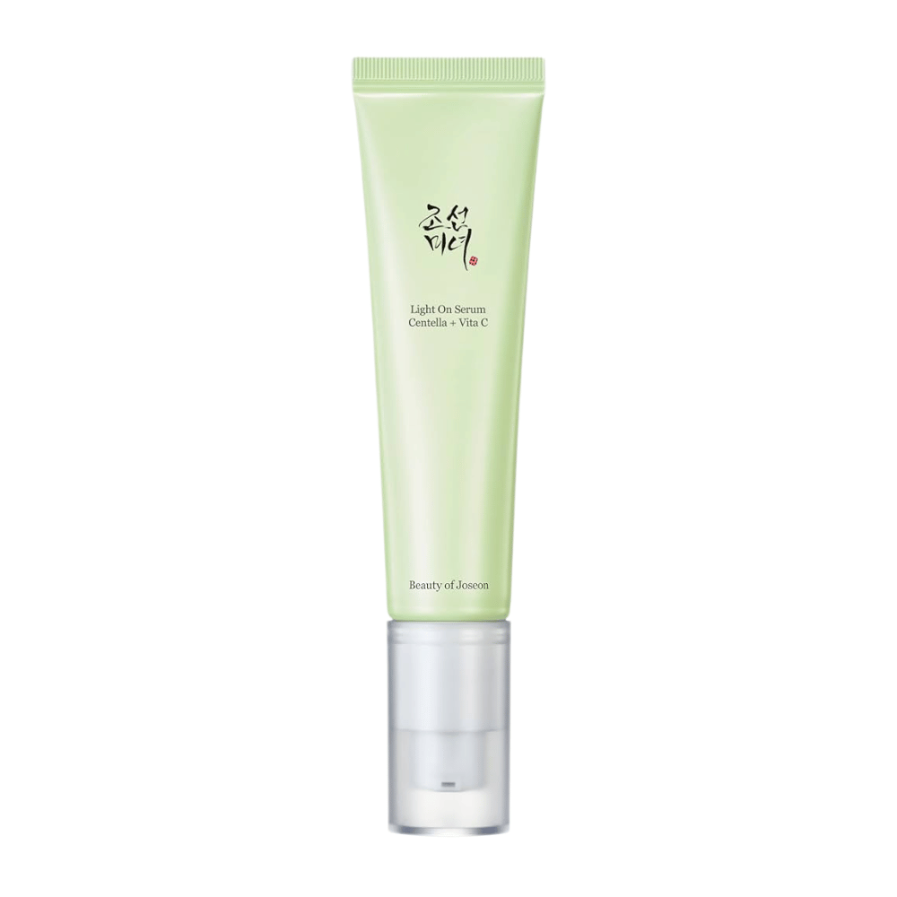 Beauty of Joseon Light On Serum em um tubo verde-claro com bomba, contendo Centella e vitamina C para cuidados com a pele que dão brilho.