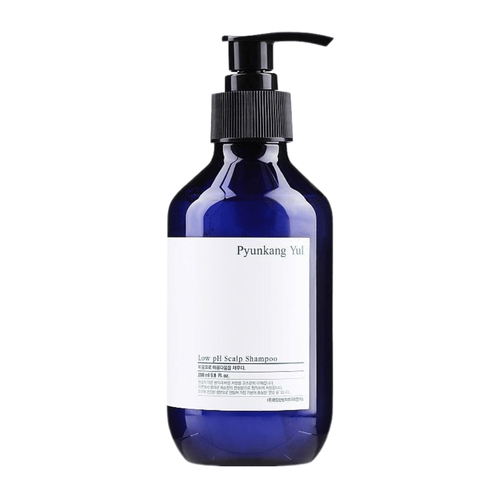 Imagem de produto recortada e elegante de Pyunkang Yul Low pH Scalp Shampoo em frasco azul com doseador e design minimalista.