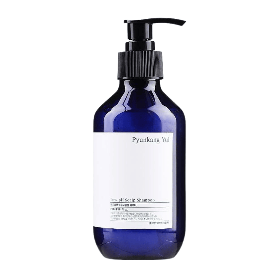 Imagem de produto recortada e elegante de Pyunkang Yul Low pH Scalp Shampoo em frasco azul com doseador e design minimalista.