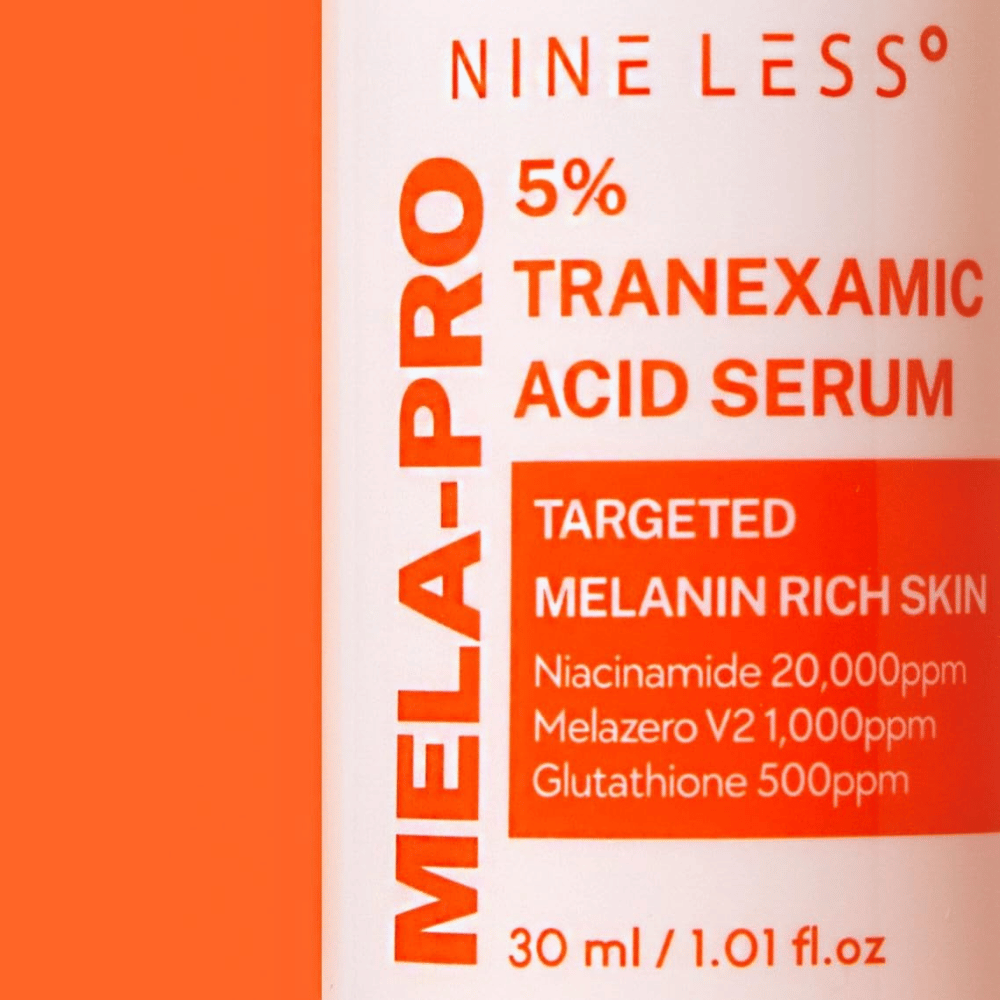 Close-up do NINE LESS MELA-PRO 5% Tranexamic Acid Serum com 5% de ácido tranexâmico, niacinamida e glutationa.