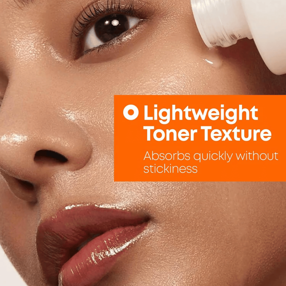 3. NINE LESS MELA-PRO Rice & TXA Toner – modelo com pele hidratada que mostra a textura leve do tónico e a sua rápida absorção